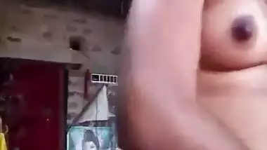 An 18-year-old girl records her nude MMS for her lover