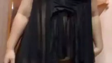 Tattooed cam girl nude pussy rubbing viral video call