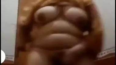 Bhabhi shaking hip during fingering on live cam